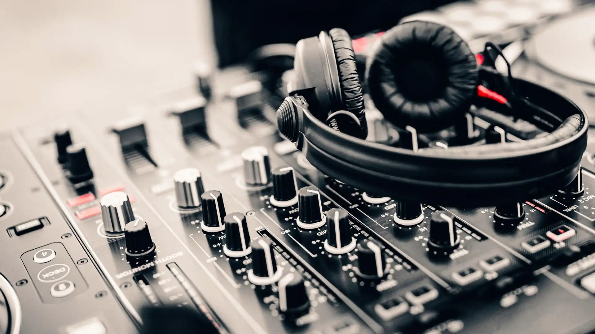 DJ-Pult mit Kopfhörern – symbolisiert das professionelle Mixing-Konzept des Party DJ Setbooks